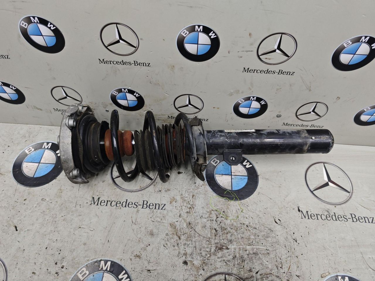 амортизатор передний левый BMW 2 серия Active Tourer F45 2015, 1.5 л., B38 A15 A, бензин, 6874461
