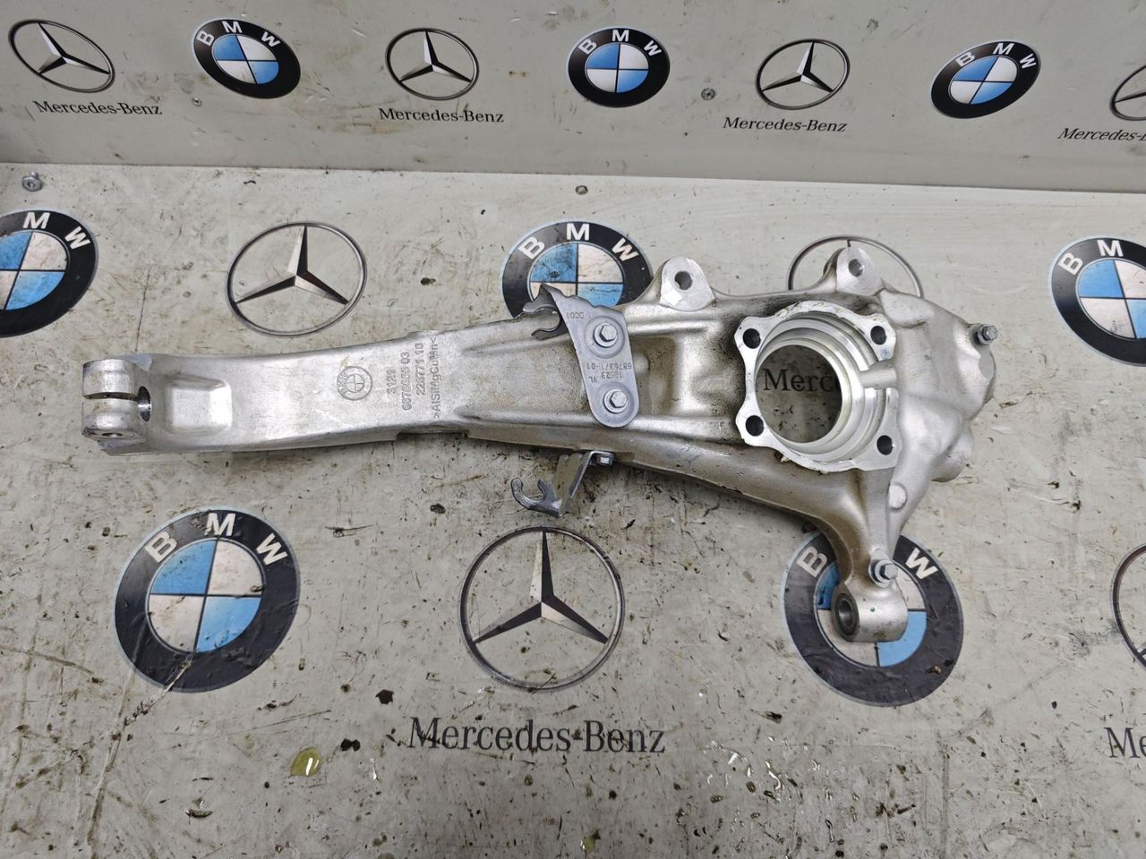 кулак поворотный левый BMW X5 G05 [рестайлинг] 2023, 3.0 л., бензин, c4p, 6876655