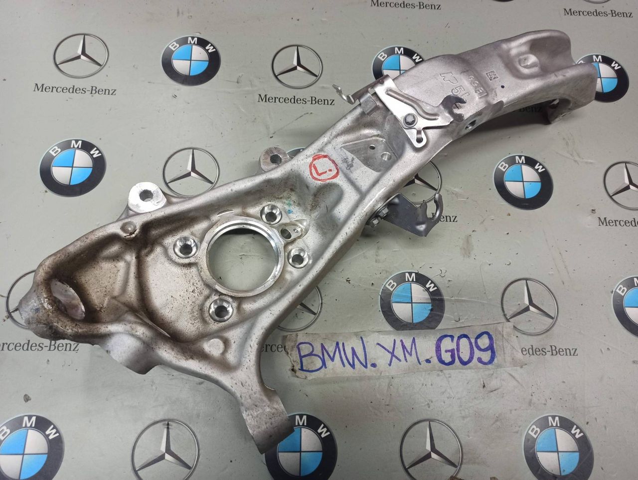 кулак поворотный левый BMW XM G09 2023, 4.4 л., бензин, электро, c5y, 6876655