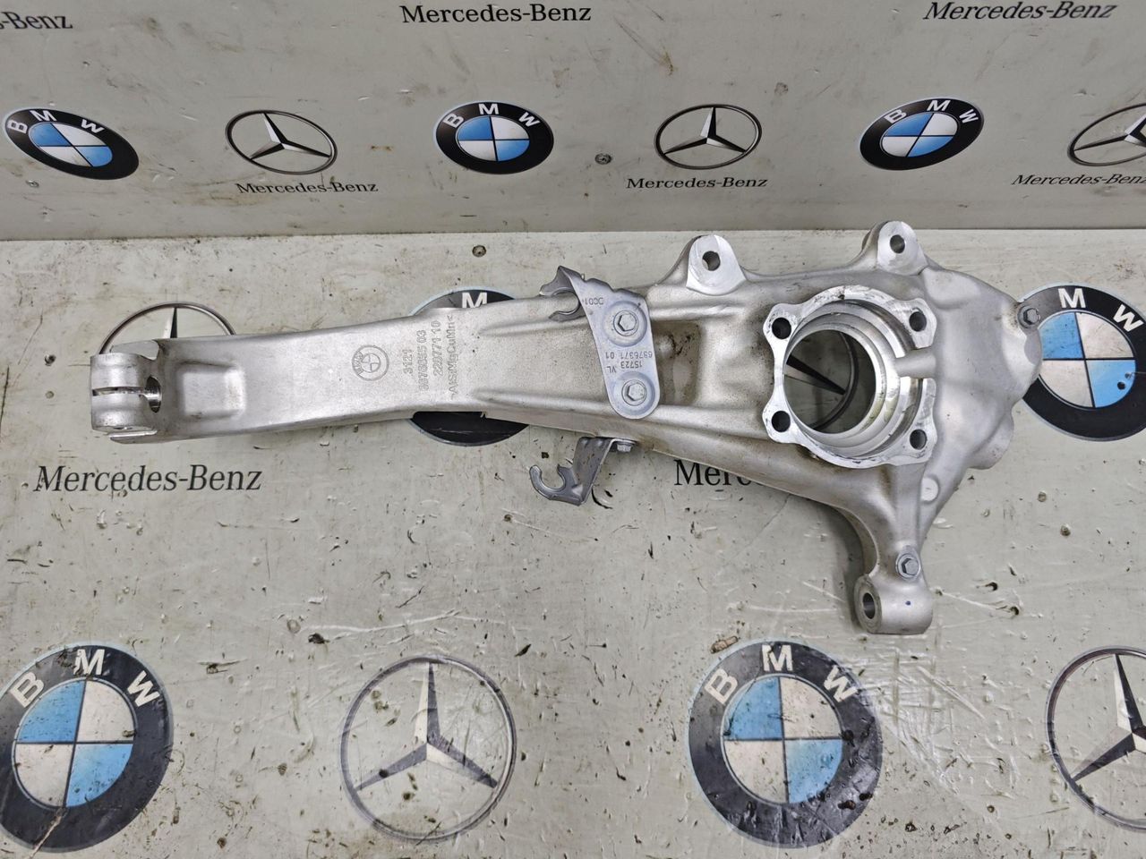 кулак поворотный левый BMW XM G09 2023, 4.4 л., бензин, c5y, полный привод, 6876655
