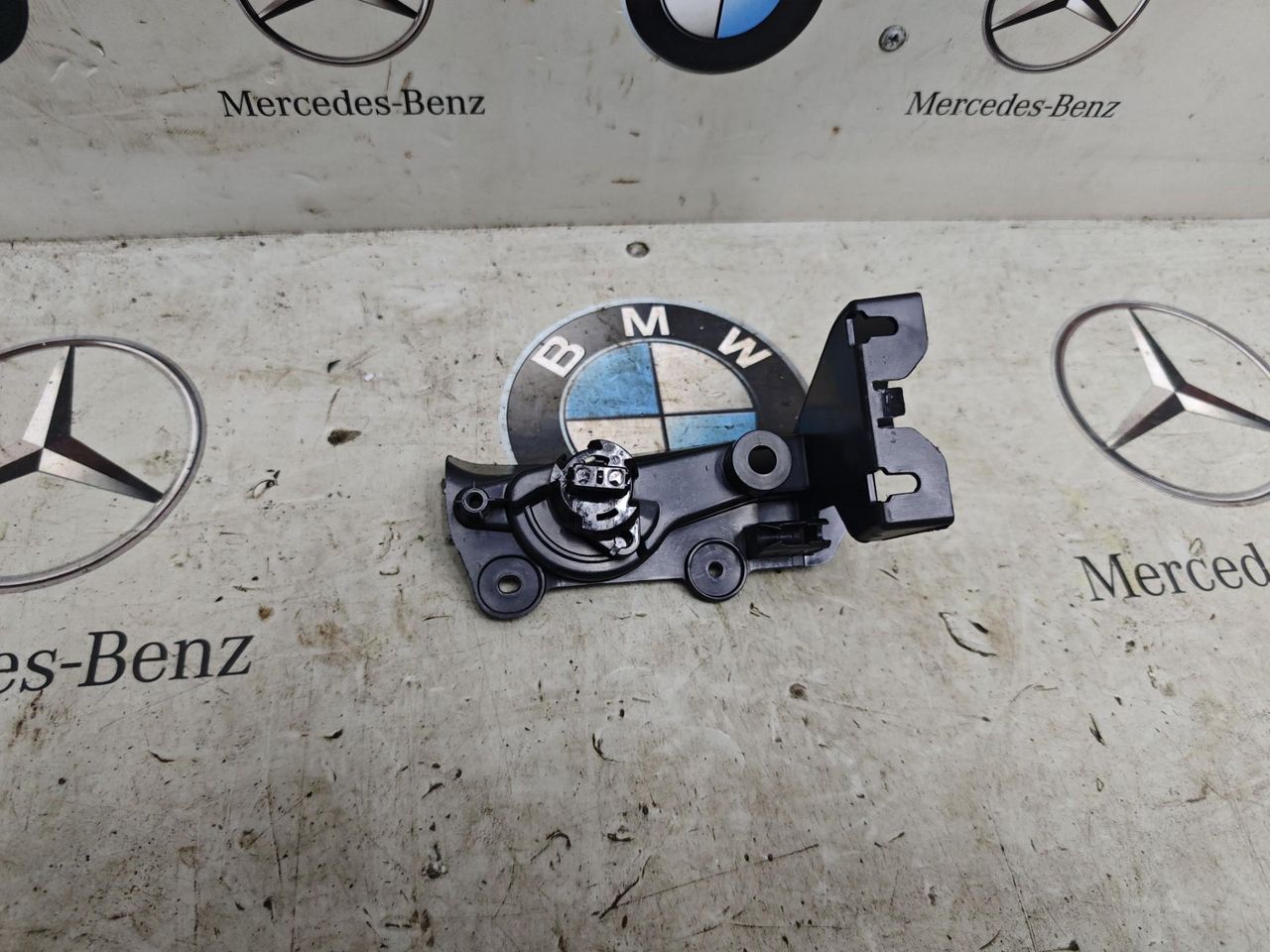 механизм открытия капота (кронштейн в салоне) BMW X5 G05 [рестайлинг] 2023, 3.0 л., бензин, c4p, полный привод, 7434345