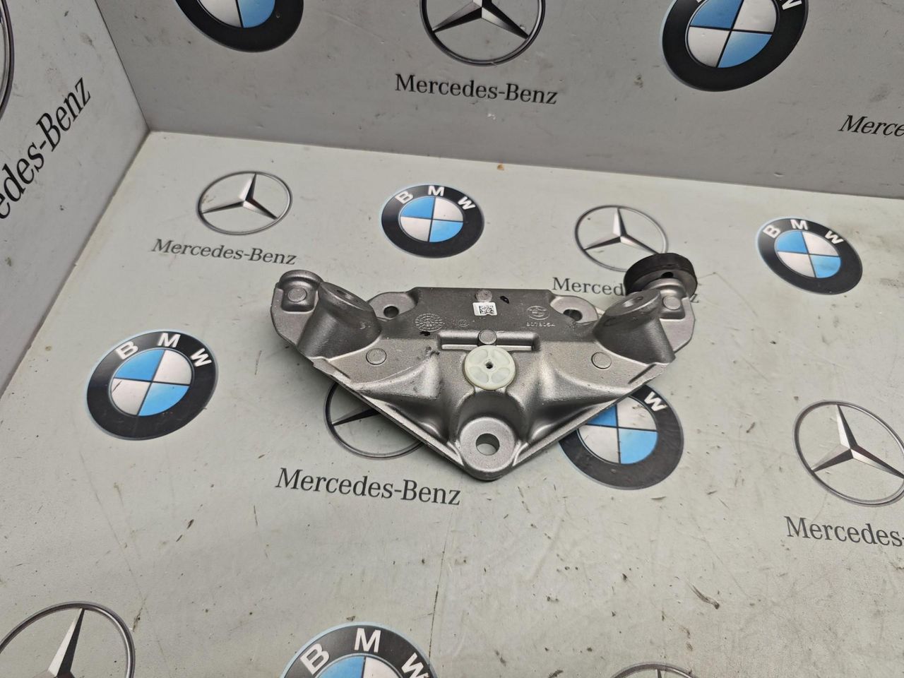 кронштейн (крепление) BMW XM G09 2023, 4.4 л., бензин, c5y, полный привод, 8078054