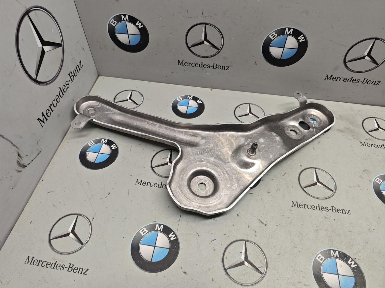 кронштейн (крепление) BMW XM G09 2023, 4.4 л., бензин, c5y, полный привод, 6885953