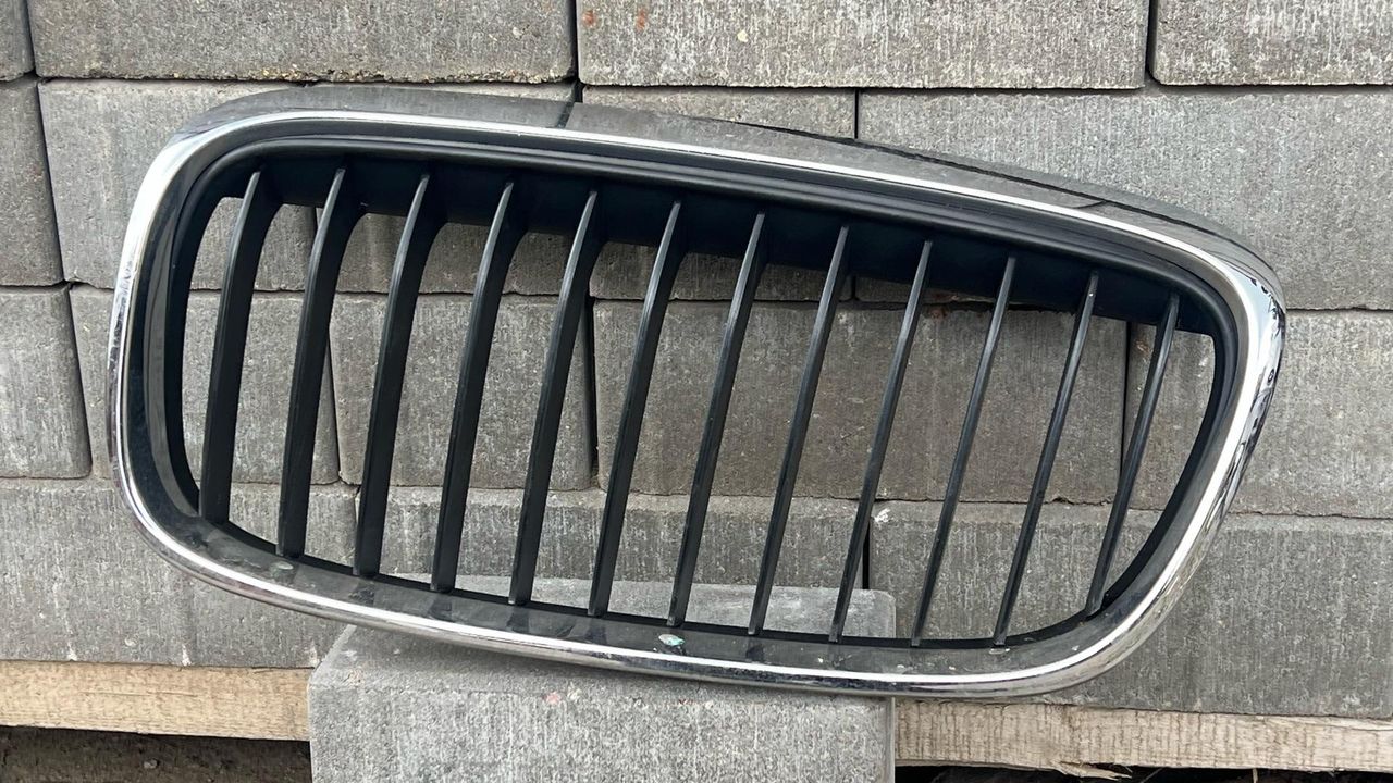 решетка радиатора BMW 2 серия Active Tourer F45 2015, 2.0 л., бензин, 7300543 - фото №1