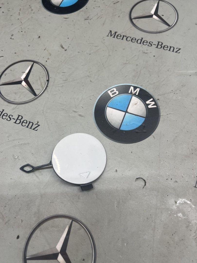 заглушка переднего бампера под крюк BMW 2 серия Active Tourer F45 2014, 1.5 л., B38 A15 A, бензин, 7301546 - фото №1