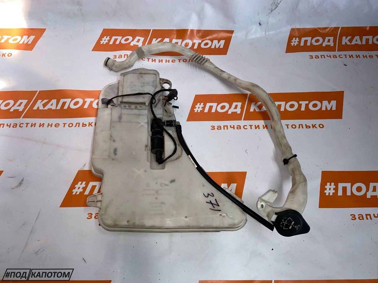 бачок омывателя BMW 5 серия F07/F10/F11 2011, 2.5 л., N52 B25 A, бензин, АКПП, универсал, задний привод, 61667269670 - фото №1