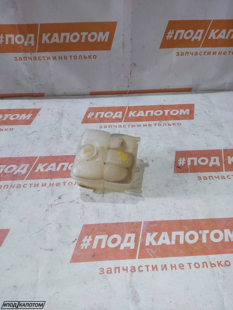 бачок расширительный Ford Kuga 2 поколение 2013, 2.0 л., дизель, АКПП, frozen white, внедорожник 5 дв., полный привод, 8V618K218AE, 1717053 - фото №1