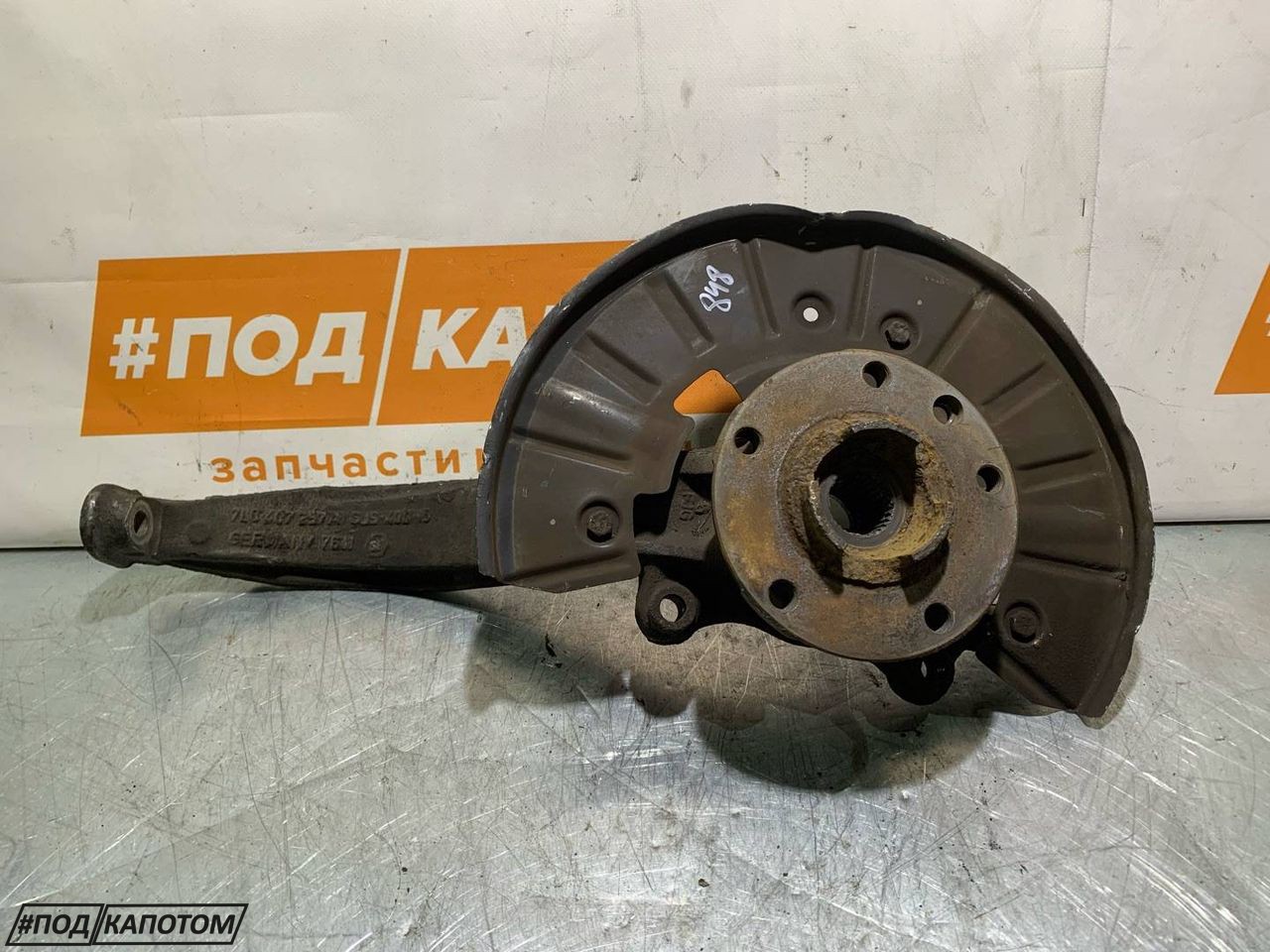 кулак поворотный левый Audi Q7 4L 2009, 4.2 л., BAR, бензин, l8 / z9y, внедорожник 5 дв., полный привод - фото №1