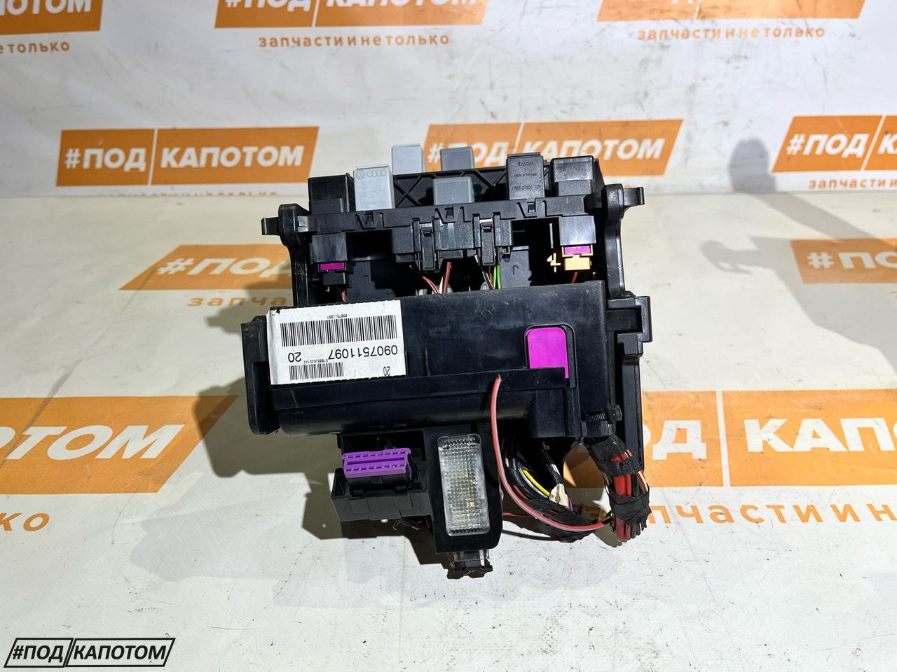 блок предохранителей Volkswagen Tiguan 1 поколение 2009, 2.0 л., CAWA, бензин, АКПП, z3 / r7n, полный привод, 3C8937049E - фото №1