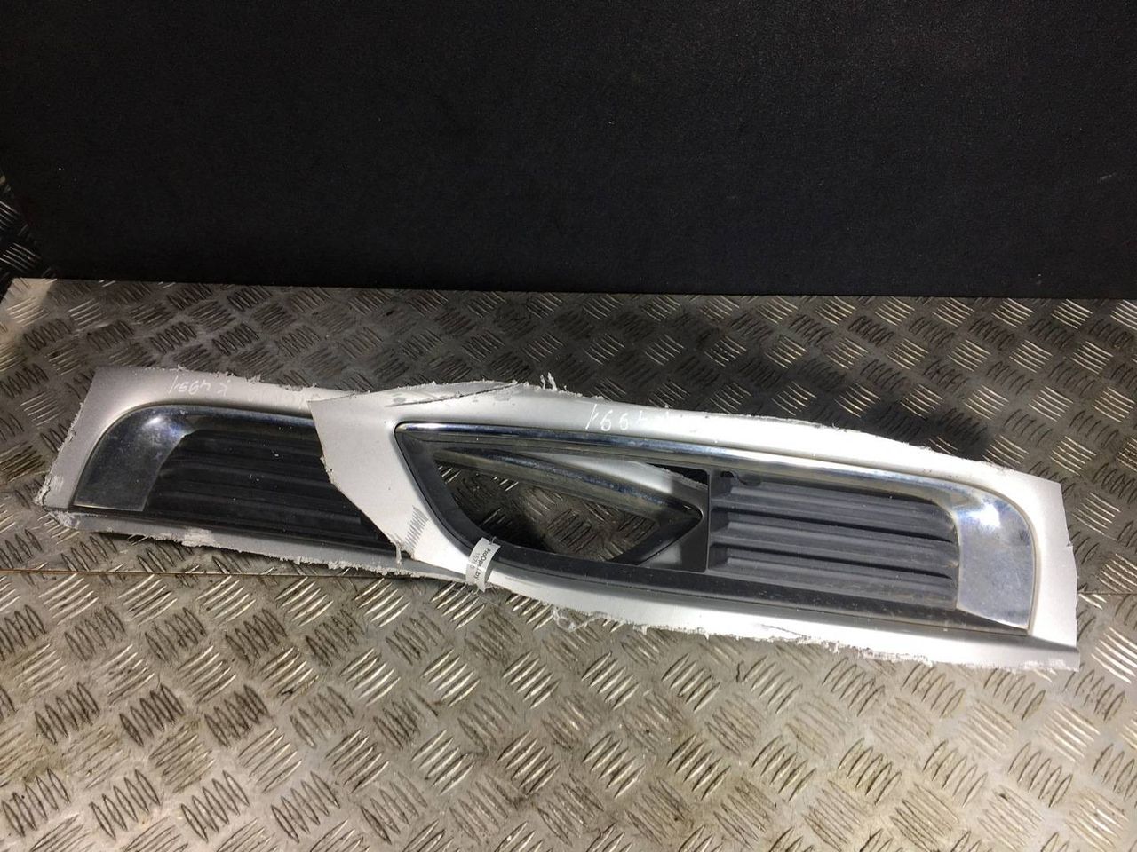 заглушка противотуманной фары Opel Insignia 1 поколение (A) 2009, 1.8 л., A 18 XER, бензин, 6МКПП, серебро, хетчбэк 5 дв., передний привод, правый руль, 13238370, 13238371 - фото №1
