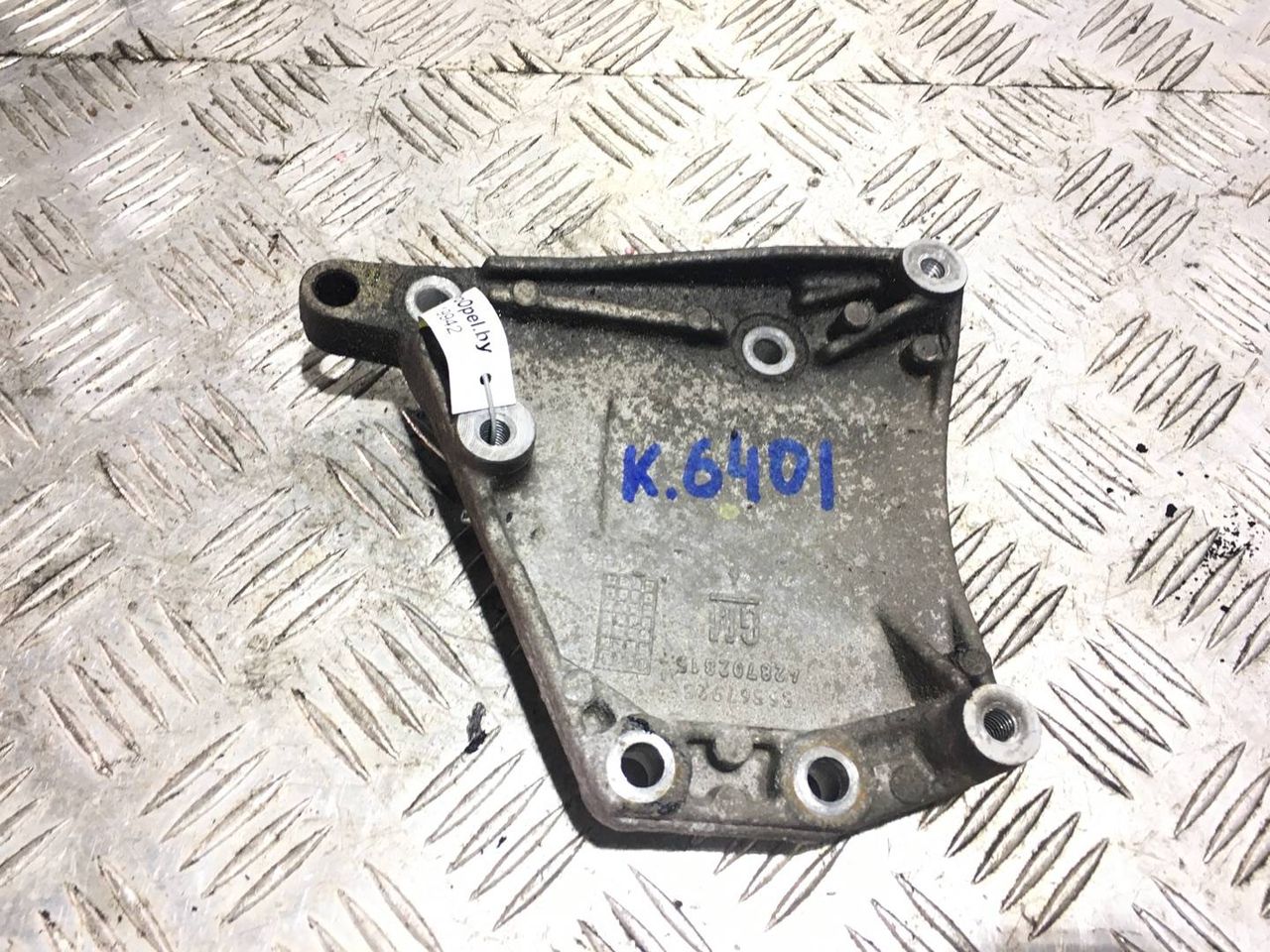 кронштейн компрессора кондиционера Opel Astra J 2011, 1.3 л., A 13 DTE, дизель, 5МКПП, graphitschwarz / gar, хетчбэк 5 дв., передний привод, правый руль, 55567925 - фото №1