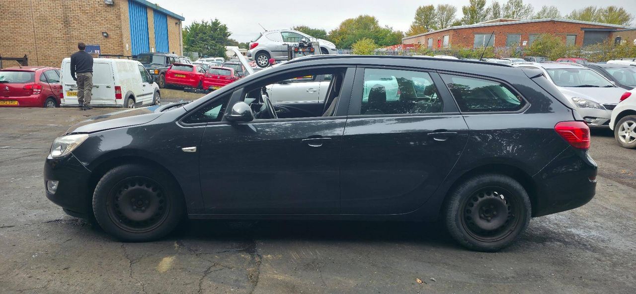 Opel Astra J 2011