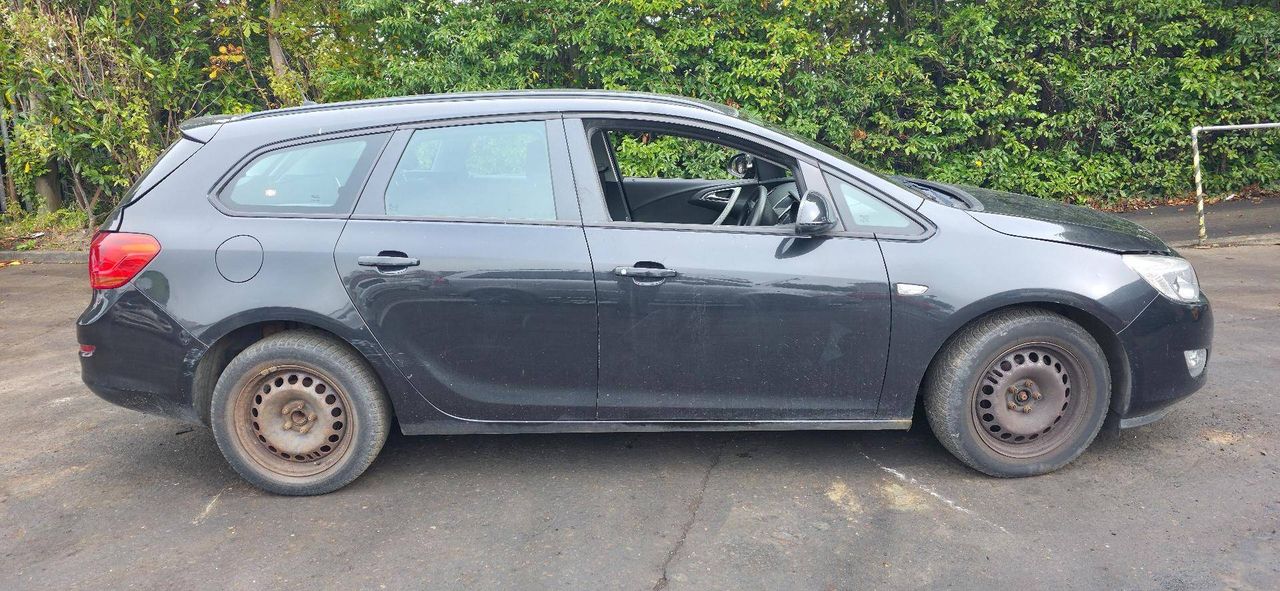 Opel Astra J 2011