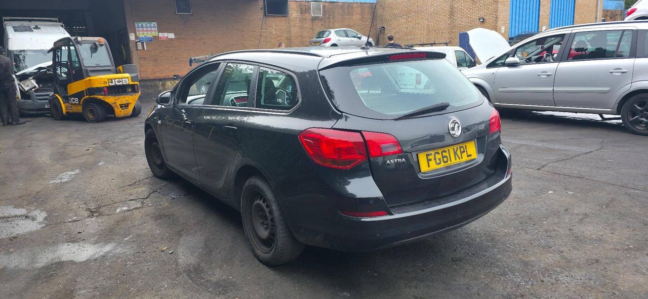 Opel Astra J 2011