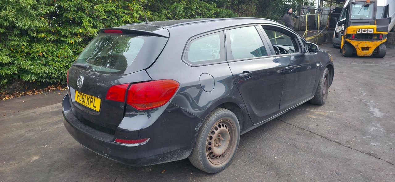 Opel Astra J 2011