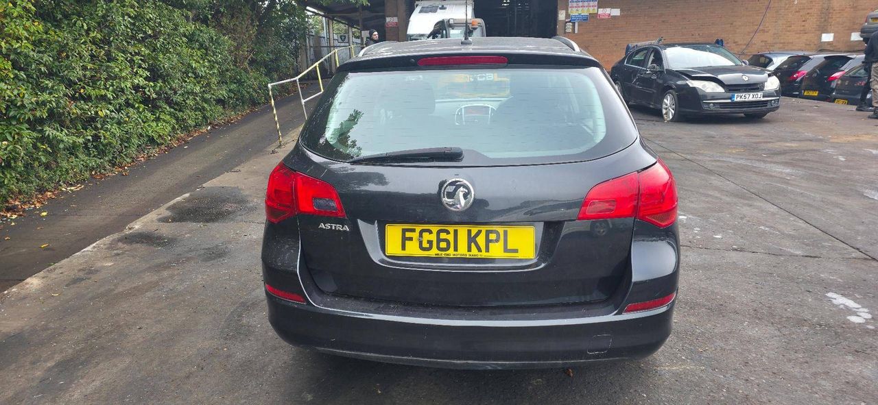 Opel Astra J 2011