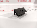 Клипса крепления уплотнителя внутреннего стекла двери Tesla Model S 1 поколение 2015, 1005783-00-B - фото №3