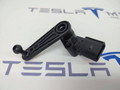 Датчик уровня пневмоподвески (положения кузова) Tesla Model 3 1 поколение 2020, 1044971-00, 1044941-00 - фото №2