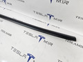 молдинг двери задней левой Tesla Model 3 1 поколение 2022, 1080745-00, 1080745-01 - фото №2