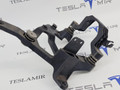 кронштейн насоса пневмоподвески Tesla Model S 1 поколение [рестайлинг] 2018, 1064674-00, 1060855-00 - фото №3