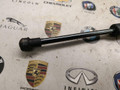амортизатор капота Porsche Macan 1 поколение [2-й рестайлинг] 2023, 2.9 л., бензин, АКПП, 95B823359A - фото №3