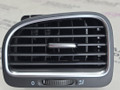 дефлектор обдува салона Volkswagen Golf GTI 6 поколение 2011, 2.0 л., CCZB, бензин, робот, b4/b9a белый, хетчбэк 5 дв., передний привод, правый руль, 5K0819703K, 5K0819709D - фото №3