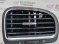 дефлектор обдува салона Volkswagen Golf GTI 6 поколение 2011, 2.0 л., CCZB, бензин, робот, b4/b9a белый, хетчбэк 5 дв., передний привод, правый руль, 5K0819710D, 5K0819704K - фото №3