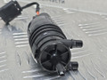 насос (моторчик) омывателя стекла BMW X5 F15 2014, 3.0 л., N57 D30 A, дизель, АКПП, белый, полный привод, правый руль, 67127388349, 7388349, 8373328, 8364516 - фото №6