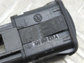 кнопка открытия лючка топливного бака Volkswagen Bora 1 поколение 1J2 (1998 - 2005), 1.6 л., BCB, бензин, МКПП, серебро, седан, передний привод, 3B0959833A - фото №5
