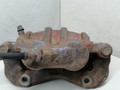 суппорт передний левый Mitsubishi Sigma 1 поколение 1994, 3.0 л., i, 6G72 (DOHC 24V), бензин, 5МКПП, серый металлик, седан, передний привод - фото №3