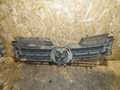 решетка радиатора Volkswagen Golf 5 поколение 2004, 1.9 л., дизель, МКПП, 1K0853655A - фото №2