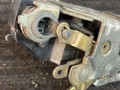 замок двери передней правой Mercedes-Benz E-Класс W124 [рестайлинг] W124 1993, 2.5 л., OM 602.911, дизель, МКПП, черный, седан, задний привод - фото №7