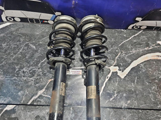 стойка передняя BMW X1 E84 2011, 2.0 л., N46 B20 BD, бензин, АКПП, белый, внедорожник 5 дв., задний привод, правый руль, 31316789573, 31316789574, 6789573, 6789574