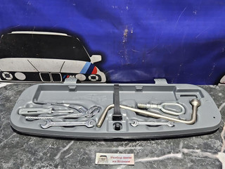 ящик под инструменты / набор инструментов BMW 3 серия E46 [рестайлинг] E46 2005, 3.0 л., M54 B30 (306S3), бензин, АКПП, серебристый, кабриолет, задний привод, правый руль, 71111096200, 1096200