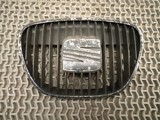 решетка радиатора SEAT Ibiza 3 поколение 2004, 1.9 л., TDi PD, ASZ, дизель, 5МКПП, черный, хетчбэк 3 дв., передний привод, правый руль, 6L0853651