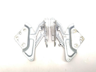петля капота Volkswagen Touareg 1 поколение 2005, 2.5 л., TDi PD, BAC, дизель, АКПП, silberblau / lb5s, внедорожник 5 дв., полный привод, правый руль, 7L6823301, 7L6823302