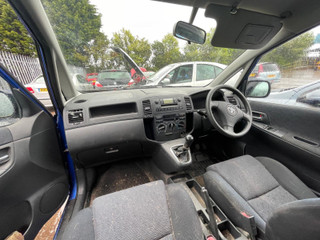 Toyota Corolla Verso E121 2004