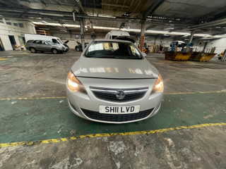 Opel Astra J 2011