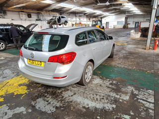 Opel Astra J 2011