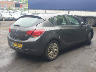 Opel Astra J 2011