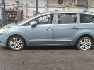 Peugeot 5008  T8 2012