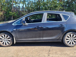 Opel Astra J 2011