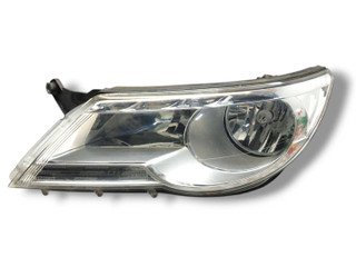 Фара галоген левая Volkswagen Tiguan 1 поколение 2009, 2.0 л., TDi, CBAB, дизель, 6МКПП, reflex silver / la7w, внедорожник 5 дв., полный привод, правый руль, 5N2941031K, 1LD247038-03