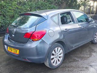 Opel Astra J 2011