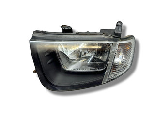 Фара галоген левая Mitsubishi L200 4 поколение 2007, 2.5 л., DiD, 4D56 (16V), дизель, 5МКПП, pyreness black / x08, пикап, полный привод, правый руль, 8301B027