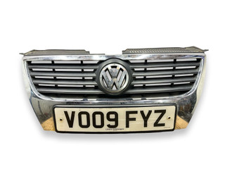 решетка радиатора Volkswagen Passat B6 2009, 1.9 л., TDi PD, BXE, дизель, 5МКПП, reflex silver / la7w, универсал, передний привод, правый руль, 3C0853651