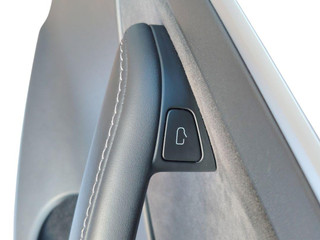 кнопка открытия боковых дверей прав. Tesla Model Y 1 поколение 2023, электро, полный привод
