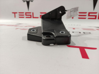 Кронштейн крепления передней внутренней решетки Tesla Model S 1 поколение [рестайлинг] 2016, 1061331-00-B