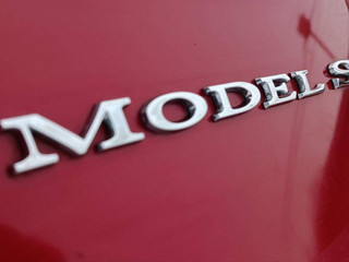 Эмблема значок "Model S" крышки багажника (шильдик) Tesla Model S 1 поколение [рестайлинг] 2018, 1013738-00