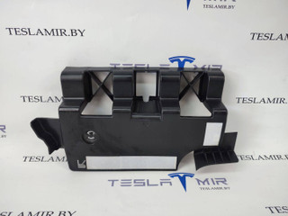 Кронштейн крепления обшивки багажника правый Tesla Model 3 1 поколение 2020, 1470963-00